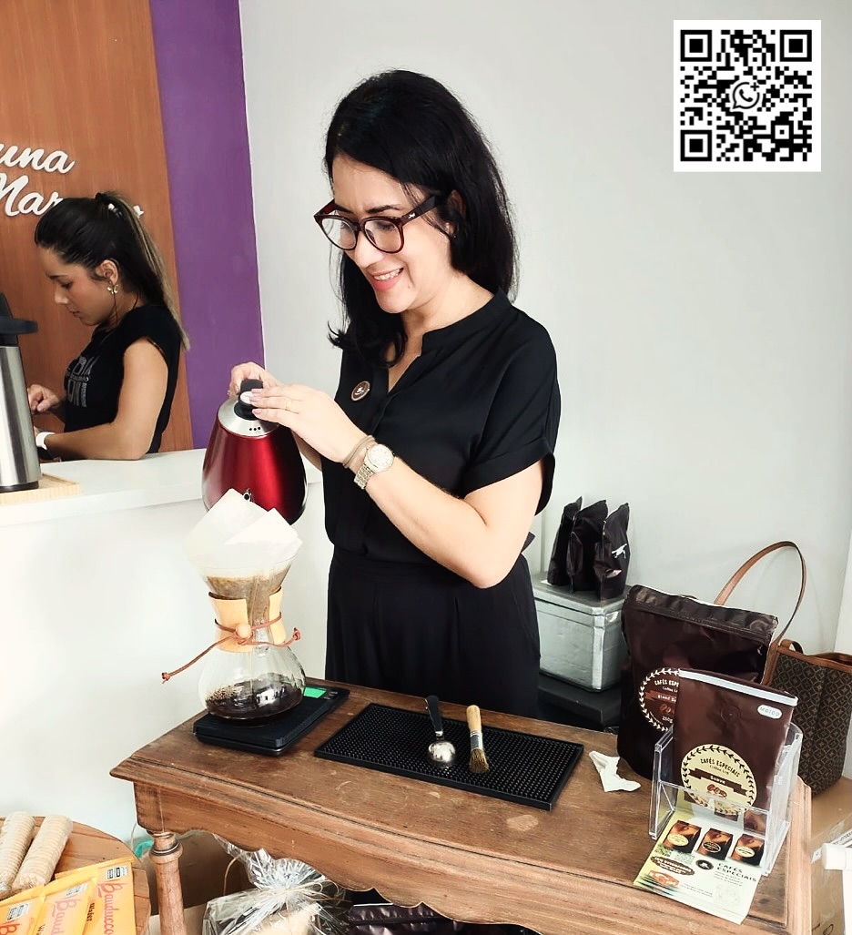 Barista profissional servindo café em evento corporativo